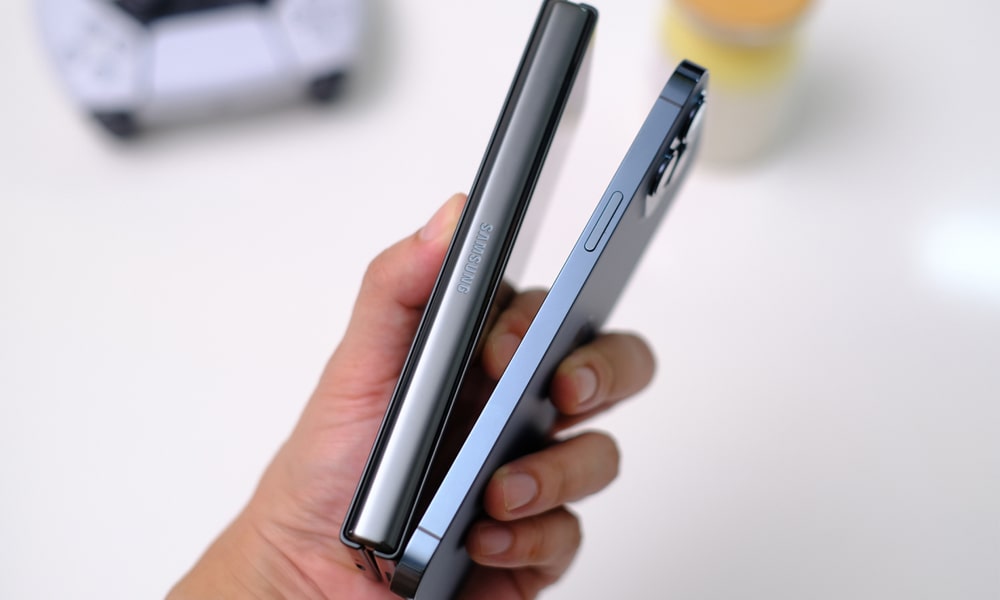So sánh siêu phẩm Galaxy Z Fold 3 vs iPhone 13 Pro Max